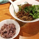 麺屋 六感堂 - 大人のブラック担々麺＋雑穀米＋パクチー