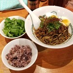 麺屋 六感堂 - 大人のブラック担々麺＋雑穀米＋パクチー
