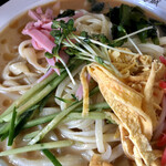 中国手打拉麺 馬賊 - ハム,キューリ,錦糸玉子,ワカメと紅生姜の定番具材