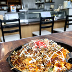 Kyaputen Okonomiyaki - キャプテン焼＋広島焼きで
                        ちらっと店内