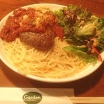 Garden - パスタの上に乗ったハンバーグ。ソースはトマト、ミート、カレーから選べます♪