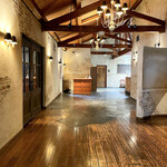 ダニエルハウス - 正面入り口からメインホールへ続く広い通路