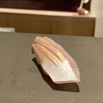 たかおか - 鴨川のシマアジ
      こんなに身が引き締まった食感のシマアジにはなかなか出会えた事がないです。
      脂がのってますがスッキリとした味わい、これは相当に美味です！