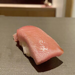 たかおか - 大間のマグロ 中トロ 90kg 延縄
      酸味があり上品な脂が感じられ、筋もなく柔らか、やはりマグロが徐々に良くなってきているのでしょうね、とてもいい味わいです。