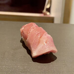 たかおか - 大間のマグロ 大トロ 90kg 延縄
      柔らかで脂ののりも上品、筋は柔らかでシャリとの相性も絶妙、さすがにこれは旨いな。