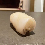 たかおか - 富津の新イカ
      私自身今シーズン初めての新イカ、身の柔らかさはこの時期だけの恵み、つるんとしてコリコリ、甘みは成長と共に強くなるのがまたこれからのお楽しみです。