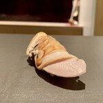 たかおか - 木更津の蛤
      噛めば噛むほどに旨味が滲み出る美味しさ、この食感の良さと旨味の濃さは味わいの余韻が長く続きます。