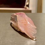 たかおか - 金谷の鯵
      身の食感と舌触りの感触は、今まで食べてきた鯵とはまったく別物、脂ものり季節で一番良い味わい、シャリとの相性がまた良いこと！