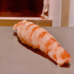 たかおか - 竹岡の天然車海老
      前回も大きな天然物をいただきましたが、このサイズを取り揃えるのが凄い事です。
      一口にすると口いっぱいに車海老の存在感が、甘味が強く身の締まりも最高、これは他ではいただけない逸品です。