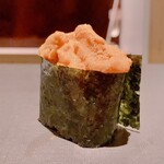 たかおか - 北海道余市の馬糞ウニ
      実際の色味とかなり違った写真となってしまいました。
      雑味がなくスッキリとした甘味が舌の上に余韻として残ります。
      海苔の風味がとても良く素晴らしい一貫です。