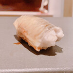 たかおか - 江戸前の煮穴子
      身のふっくら加減が堪らないですね！
      とても旨味が感じられほのかな甘みがあります。