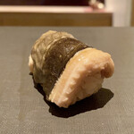 たかおか - 江戸前の煮穴子　
      ご一緒様が穴子が苦手との事で私がいただきました。
      美味しい煮穴子を二貫、ありがとうございますm(_ _)m