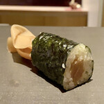 たかおか - 干瓢巻き
      ふふふ、端っこの干瓢がビローンと長く出た所をゲットしました（笑）
      たかおかさんの干瓢は館山の無漂白な物を使っているのですが、味わいが他のお店とは別物、これは今までで間違いなく1番の美味しさ。