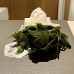 たかおか - ワカメと酢レンコンお鮨屋さんでいただくワカメの美味しい事！
      酢レンコンは薄切りでシャキシャキ、箸休めとして良いです。