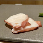 たかおか - 銚子の蛸
      足の太さが見事、山葵を多めに付けていただきましたが、旨味の濃い事！
      そしてなんと言っても食感の良さが素晴らしいです。