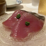 たかおか - 銚子の鰹
      皮目だけをさっと藁焼きにした香りが軽く、酸味があり鰹独特の風味が活きています。
      この時期の鰹はやはり美味しいです。