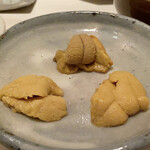 たかおか - 赤ウニを3種
      真中は勝浦　右が由良　左が唐津。
      由良も唐津も旨味が素晴らしいですが、勝浦を最初にいただいた味の濃さが強く残り、どちらもスッキリとした味わいに感じます。
      勝浦の赤ウニが甘味が豊かです！