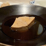 たかおか - 銚子のあん肝
      なんて雑味のない味わいなのでしょう！
      1kgと大きな肝を良い部分だけを残し削ぎ落としたあん肝、滑らかさが際立ちます。
      山葵をたっぷり付けていただきました。