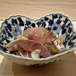 たかおか - 金谷の朝釣りアジ
      身の食感と舌触りの感触は、今まで食べてきた鯵とはまったく別物、なんて美味しいのでしょう！
      脂ものり季節で一番良い味わいに感じます。
      やはり鮮度の良さが一番大切なのでしょう。