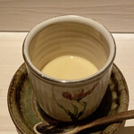 たかおか - 江戸前木更津の蛤出汁の茶碗蒸し
      香り味わい、そのまま蛤です。
      滑らかな茶碗蒸しはもはや飲み物です。