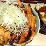 十勝豚丼 いっぴん - 豚ざんまい・ご飯大盛り 1070円 味噌汁 120円