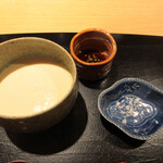 良理 - 左：山梨の豆乳でつくった冷奴、中上：同店で使用している苦汁(塩)、左：青唐辛子醤油