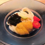 良理 - 山梨の豆乳と白醤油と薄口醤油合わせのそうめん、生うにとプチトマトと昆布佃煮添え