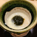 鮨 由う - ・蛤とクリームチーズの茶碗蒸し
      　シャリと自家製海苔醤油追加で茶碗めし