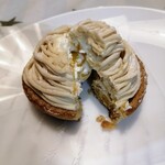 菓子工房 おおはら - 中に大きなマロン♡　クリームたっぷりだし
      この値段て…ほんと頭が下がります