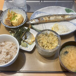 やよい軒 - さんまの塩焼と肉豆腐の定食のもち麦ごはんに変更と、だし茶漬用ミニサバ小鉢