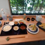 てんぷら元 - お刺身付き元はじめ（定食）の全景
      思わず広角で撮影！　結構な量あるねえ！