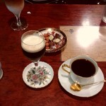 シティーライト - 琥珀の女王(左)    ノアール(右)