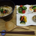 米粉麺 嚼夢果 - オーダーしたのは店主様オススメの
            ◯米粉麺セット￥850×2
            冷たいほうじ茶をいただきながら待ち…
            配膳されましたのは…こちら！！(*ﾟДﾟ*)
            小鉢含めたビジュアルが美しい～！  (*´∇｀*)