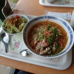タイ食堂 サワディー - トムヤムラーメンとサラダ