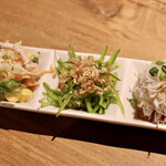 餃子とスパークリング バブルス - コールスローサラダ、シャキシャキピーマンスライス、じゃこおろし