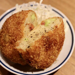 餃子とスパークリング バブルス - 枝豆とソーセージのコロッケ