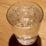 餃子とスパークリング バブルス - 炭酸水