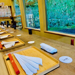 齋華 - ◎掘り炬燵式のカウンター8席。カウンター越しの大きな窓からはもみじの樹木が美しい。