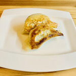 齋華 - ☆今まで食べてきた餃子の中では一番の美味さ。シンプルながら地味深い味の焼き餃子。
      