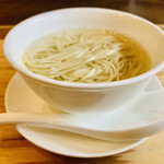 齋華 - ◎塩ラーメンは具材を入れずにシンプルなラーメンに仕上げている。