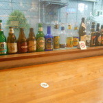 フォレスタ - 世界のビールの空き瓶が並んでいる