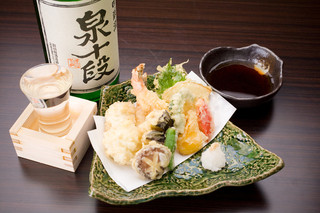 心屋 - 天麩羅×さっぱり&のどごし　揚物は口あたりのよいものをチョイス。 天ぷらなどの揚物を食べながら、余分な油をさらりとしたお酒で、より変化に富んだ味わいへと変えていきます。