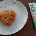からあげ専門店 石井商店 - 唐揚げは大きめ　ワサビのチューブは比較の為並べてみた(笑)
