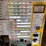 RAMEN YAMADA - 入り口入ってすぐ右側に券売機です。