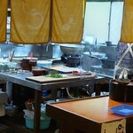 やまや食堂 - 厨房で頑張ってる・・・足が痛くても。