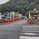 やまや食堂 - 店の向かい側は瀬見温泉に行く赤い橋