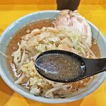 ラーメン二郎 - シークァーサーの酸味と相まって、酸っぱ辛いスープ