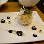 ガストロノミー ジョエル・ロブション - グルヌイユ　股肉をカダイフ揚げにし、黒にんにくと卵黄のソースと共に　エスペレット唐辛子のアクセント