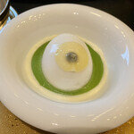 ガストロノミー ジョエル・ロブション - 卵　半熟に加熱し、ホウレン草とコンテチーズのムースリーヌにのせて