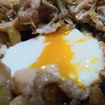 伝説のすた丼屋 - すた丼630円に半熟の温玉トロ～リ